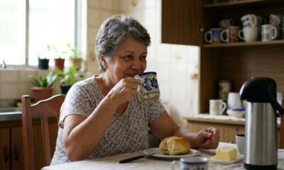A psicologia diz que repetir pequenos hábitos, como "usar a mesma caneca" todos os dias, pode revelar algo curioso sobre sua mente