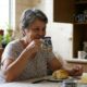 A psicologia diz que repetir pequenos hábitos, como "usar a mesma caneca" todos os dias, pode revelar algo curioso sobre sua mente