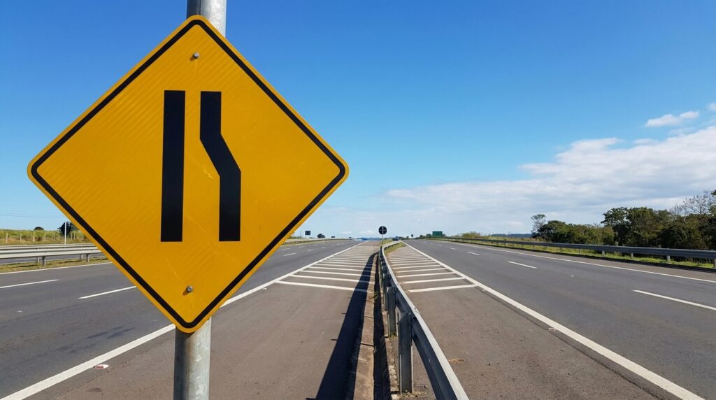 O que significa a placa de estreitamento de pista que muitos só entendem durante a manobra?