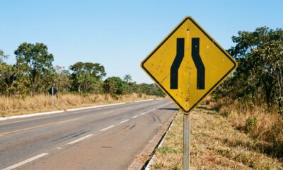 O que significa a placa de estreitamento de pista que muitos só entendem durante a manobra?