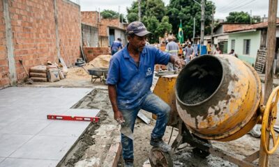 Pedreiros experientes revelam: misturar detergente na argamassa antes de assentar piso não é gambiarra, é uma técnica antiga que melhora a aderência e evita bolhas