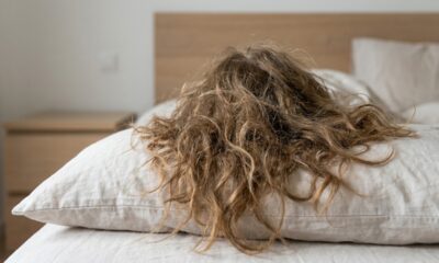Dormir com o cabelo preso ou solto? O cuidado que pode evitar fios quebradiços ao acordar