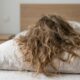 Dormir com o cabelo preso ou solto? O cuidado que pode evitar fios quebradiços ao acordar