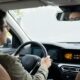 Nova câmera obrigatória nos carros vai acompanhar os olhos do motorista e alertar em caso de distração