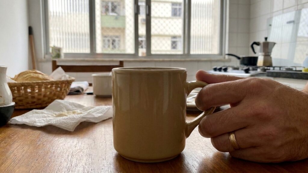 A psicologia diz que repetir pequenos hábitos, como "usar a mesma caneca" todos os dias, pode revelar algo curioso sobre sua mente