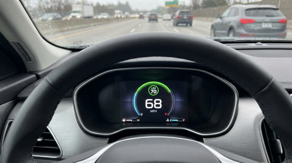O truque no acelerador que permite ultrapassar temporariamente o limitador de velocidade do carro