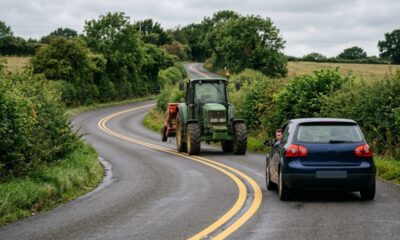 Motorista perde a paciência com trator lento e cruza a faixa contínua para ultrapassar, mas a manobra pode gerar multa de R$ 1.467,35 e 7 pontos na CNH