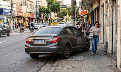 Motorista estaciona sobre a calçada para resolver assunto rápido, bloqueia a passagem de pedestres e acaba com multa de R$ 195 e 5 pontos na carteira