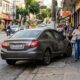 Motorista estaciona sobre a calçada para resolver assunto rápido, bloqueia a passagem de pedestres e acaba com multa de R$ 195 e 5 pontos na carteira