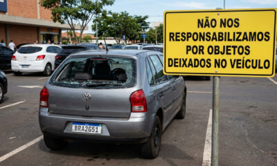 Cliente tem carro arrombado em supermercado, gerente aponta placa de isenção de culpa e Justiça condena a loja a pagar todo o prejuízo