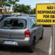 Cliente tem carro arrombado em supermercado, gerente aponta placa de isenção de culpa e Justiça condena a loja a pagar todo o prejuízo