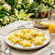 A fruta exótica que parece uma estrela amarela perfeita quando cortada e cresce com muita facilidade no quintal ou canteiro de casa