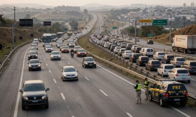 Trânsito para por causa de um caminhão quebrado na pista, dezenas de motoristas resolvem furar a fila pelo acostamento, e a fiscalização flagra mais de 50 infrações em apenas 13 minutos e aplica multa de R$ 293 e 7 pontos a cada um