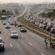 Trânsito para por causa de um caminhão quebrado na pista, dezenas de motoristas resolvem furar a fila pelo acostamento, e a fiscalização flagra mais de 50 infrações em apenas 13 minutos e aplica multa de R$ 293 e 7 pontos a cada um