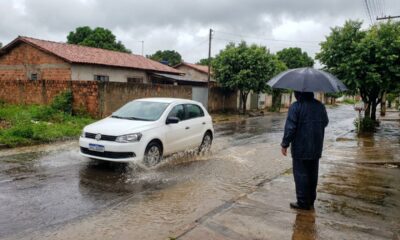Condutor passa em poça d’água e molha pedestre, mas atitude no trânsito acaba iniciando revolta e multa
