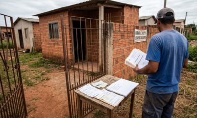 Família mora há 5 anos em terreno abandonado, gasta R$ 80 mil para construir casa simples e antigo dono reaparece exigindo a saída imediata