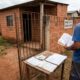 Família mora há 5 anos em terreno abandonado, gasta R$ 80 mil para construir casa simples e antigo dono reaparece exigindo a saída imediata