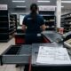 Caixa de supermercado leva R$ 220 de desconto no salário por uma diferença no fechamento do dia, acha que é normal, e descobre que a empresa não pode repassar o prejuízo do negócio ao funcionário sem prova de culpa