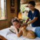 Turistas param para uma massagem e recebem uma surpresa adorável de um gato local