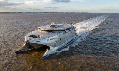 O ferry de 118 mil cavalos que cruza o mar em alta velocidade e qualquer pessoa pode embarcar