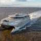 O ferry de 118 mil cavalos que cruza o mar em alta velocidade e qualquer pessoa pode embarcar