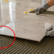 O erro no assentamento do porcelanato que pode provocar peças soltas e rachaduras