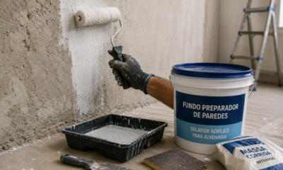 O que aplicar primeiro no reboco, fundo preparador ou tinta? Essa é a ordem correta