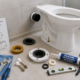 Como instalar um vaso sanitário no banheiro sem danificar os azulejos: o macete que facilita o serviço