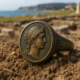 Anel de 2.200 anos com retrato de rainha do Egito aparece na Rússia e intriga arqueólogos