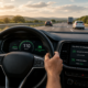 Como usar o limitador de velocidade e o piloto automático em uma viagem longa