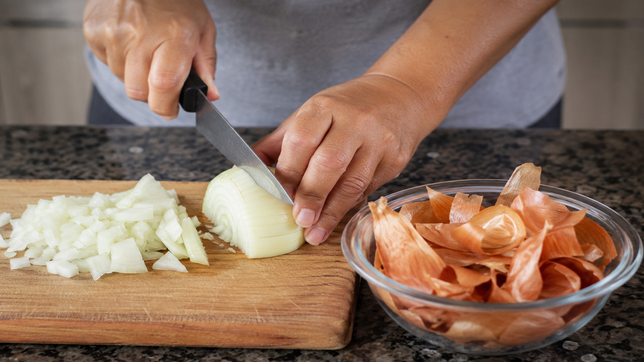 Se você tem cascas de cebola paradas na cozinha, você tem um tesouro em mãos: descubra o motivo 