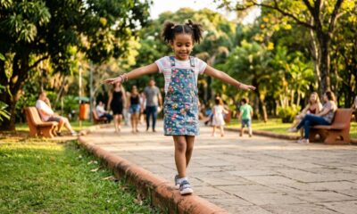 A psicologia diz que crianças que brincam de andar no meio-fio podem desenvolver uma habilidade importante para o futuro de maneira espontânea