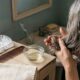 Aplicar óleo de coco antes do shampoo nos cabelos grisalhos: para que serve e por que esse cuidado protege os fios