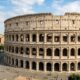 Construído em cerca de 16 anos, o Coliseu de Roma mede quase 48 metros, foi inaugurado no ano 80 com enormes blocos de pedra e concreto romano e virou um dos monumentos históricos mais famosos do mundo