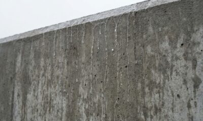 Close realista de um corte transversal de uma parede de concreto mostrando os poros internos preenchidos por cristais formados pelo impermeabilizante cristalizante, evidenciando a barreira interna contra a umidade, imagem totalmente realista, apenas um protagonista visual, sem qualquer texto.