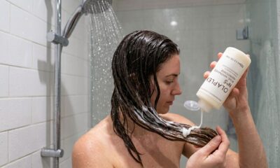 Cabeleireiros dizem que o erro de 3 segundos que você comete na hora de enxaguar o condicionador detona o brilho do cabelo