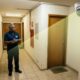 Morador instala câmera na porta de casa para se sentir mais seguro, mas a mira do equipamento no corredor acaba virando queixa de vizinho e disputa por privacidade