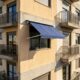 Morador tenta deixar o apartamento mais fresco com um toldo na janela, mas descobre que a mudança externa pode gerar multa e conflito