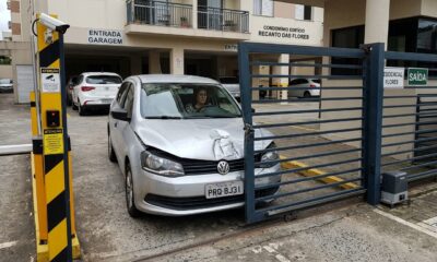 Moradora estaciona na própria garagem mas o portão automático do prédio fecha antes da hora e amassa o capô do carro, condomínio se recusa a pagar e síndico alega que o morador "demorou para entrar"