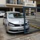 Moradora estaciona na própria garagem mas o portão automático do prédio fecha antes da hora e amassa o capô do carro, condomínio se recusa a pagar e síndico alega que o morador "demorou para entrar"