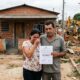 Família ocupa lote em área de invasão consolidada, gasta R$ 70 mil erguendo a casa e mora ali por anos, mas quando a prefeitura anuncia obra pública a indenização oferecida não cobre nem metade do investido