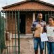 Casal compra casa "de boca", sem escritura, paga R$ 120 mil ao antigo morador e vive no imóvel por anos, mas na hora de regularizar descobre que o vendedor nunca foi o verdadeiro dono