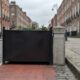 Fotografia realista de uma bicicleta como único protagonista visual diante de uma barreira metálica estreita em uma via compartilhada de Dublin, demonstrando concretamente a dificuldade de passagem causada pela infraestrutura urbana, sem pessoas e sem textos visíveis.