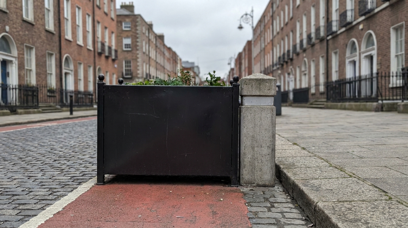 Fotografia realista de uma bicicleta como único protagonista visual diante de uma barreira metálica estreita em uma via compartilhada de Dublin, demonstrando concretamente a dificuldade de passagem causada pela infraestrutura urbana, sem pessoas e sem textos visíveis.