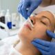 Você não precisa mais sofrer com a depilação facial tradicional: conheça a técnica de alta precisão que remove os pelos e as células mortas de forma indolor