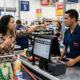 Supermercado anuncia produto por R$ 25 e cobra R$ 40 no caixa por cliente não ter aplicativo de vantagens e Procon aplica multa por abuso