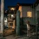Vizinho deixa o cachorro latindo durante toda a madrugada, afirma que não consegue controlar o animal, mas descobre que a própria omissão também pode trazer consequências