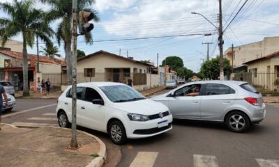 Motorista dá uma “paradinha” na esquina para desembarque rápido, mas regra de trânsito quase imperceptível acaba iniciando discussão e multa