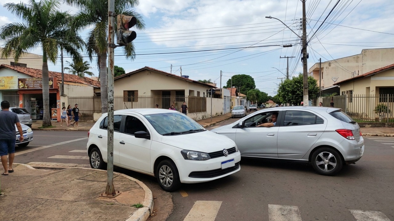 Motorista dá uma “paradinha” na esquina para desembarque rápido, mas regra de trânsito quase imperceptível acaba iniciando discussão e multa