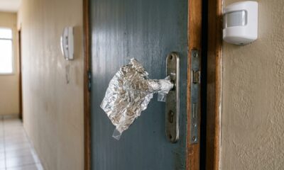 Envolver a maçaneta da porta da frente em papel alumínio: para que serve e por que é recomendado